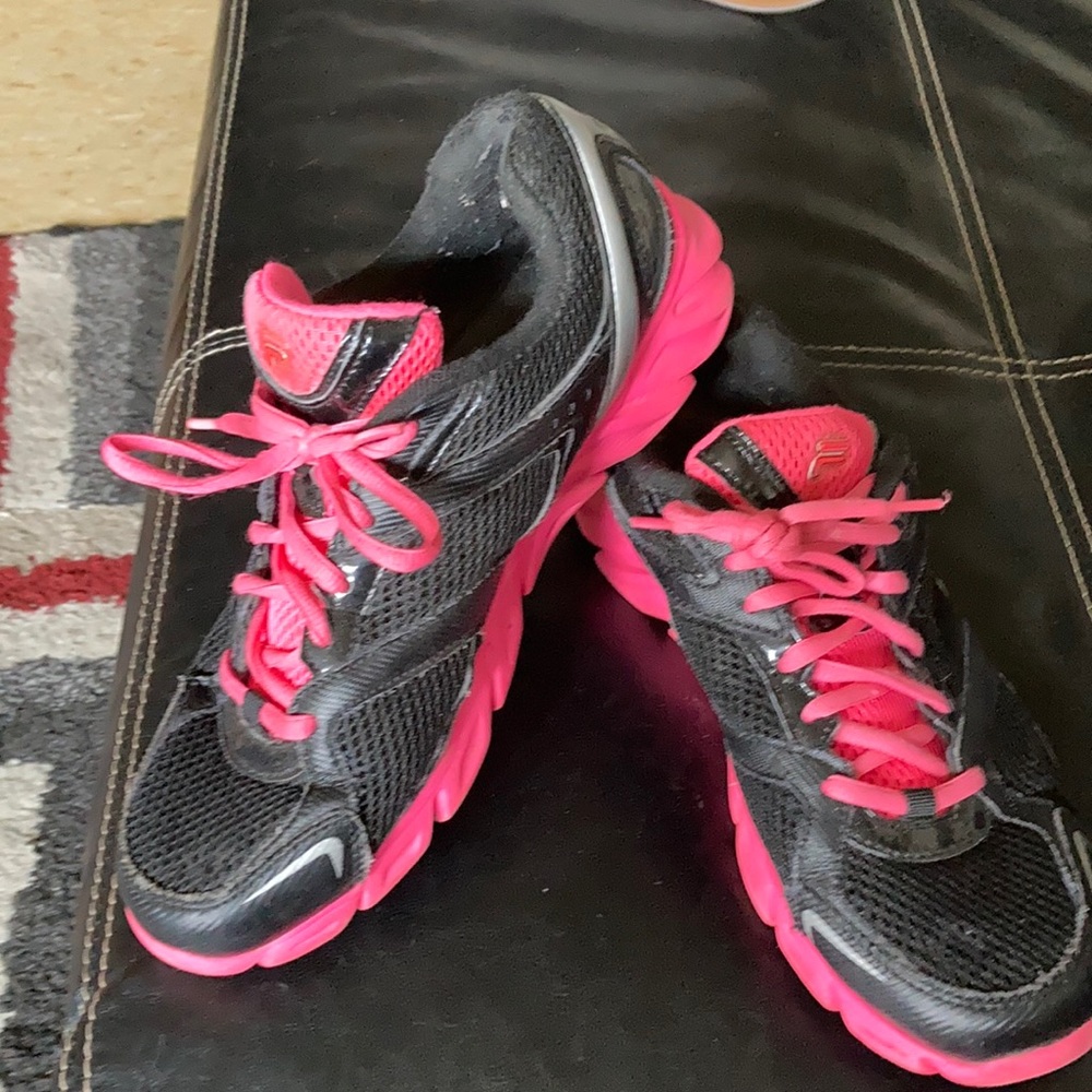 FILA 9.5 black and pink women’s shoes